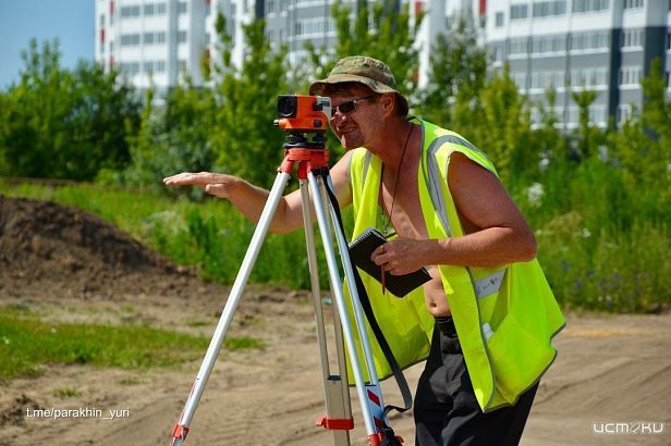 "Один каток стоит посреди дороги недели без движения, никто ничего не делает"