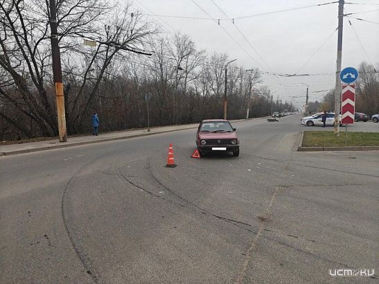 В Орле на перекрестке иномарка протаранила мотоциклиста 