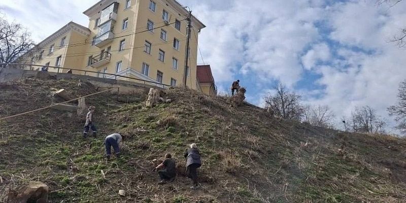 Склон у спасательной станции на набережной Орла лишился растительности