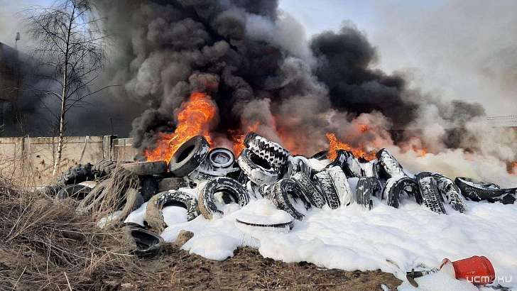 Из-за горевших автопокрышек в Орле полыхала трава на 800 кв. м