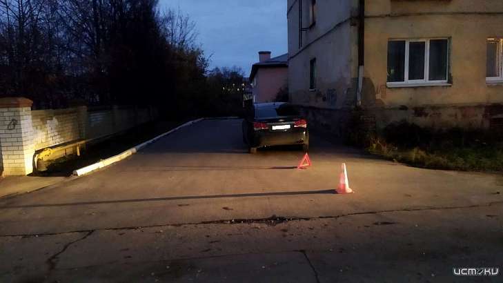 В Орле автомобиль задним ходом сбил женщину и ребенка