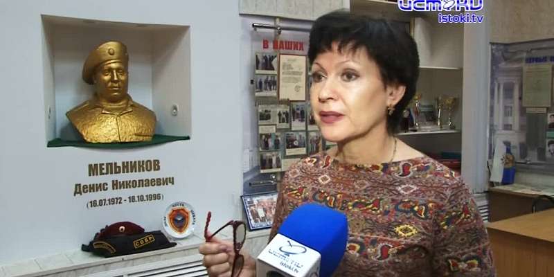 В память о кавалере ордена Мужества Денисе Мельникове. Орловские росгвардейцы навестили его маму и заглянули в музей в его родной школе