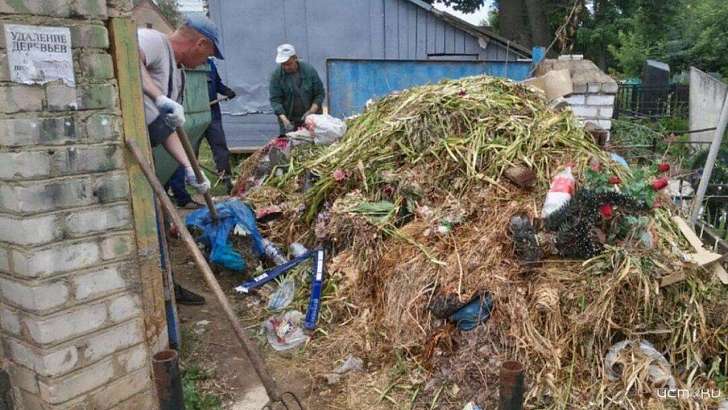 «Аврора» начала вывозить мусор с орловских кладбищ