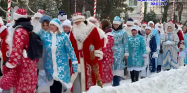 Более ста Дедов Морозов и Снегурочек заполнили центр Орла