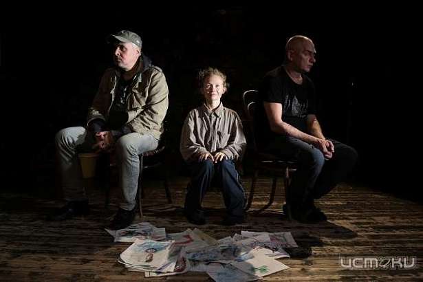 На закрытии фестиваля LUDI питерцы покажут спектакль «Машина едет к морю»