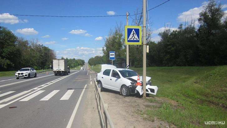 Догнал один другого: под Орлом от удара попутки «Рено» отбросило в дорожный знак 
