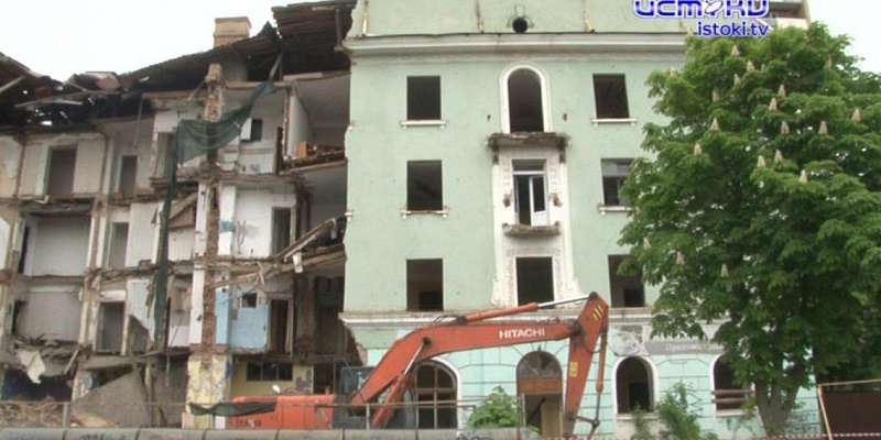 Спустя 2,5 года после обрушения в Орле начали сносить «карточный домик»