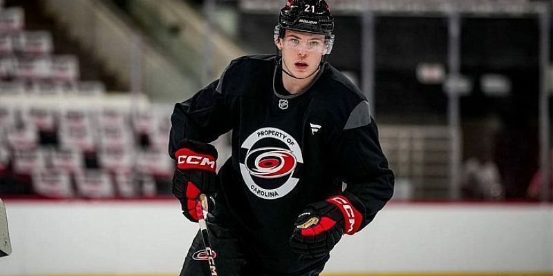 Александр Никишин установил рекорд «Каролины» по голам защитника‑новичка в сезоне