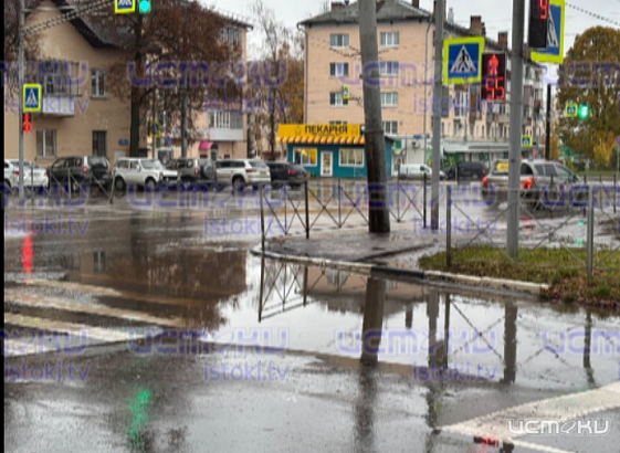 В Орле есть пешеходный переход, по которому перейти невозможно, если на улице дождливо