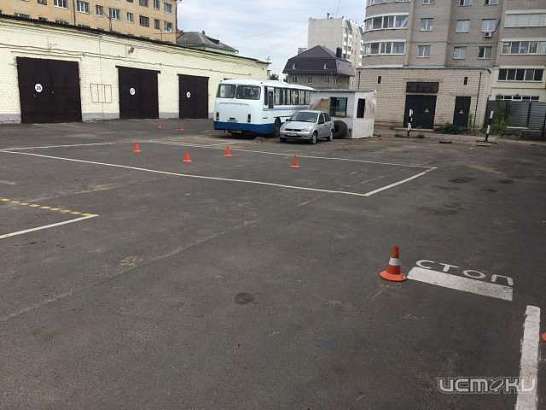 Ученик автошколы на мотоцикле въехал в автомобиль