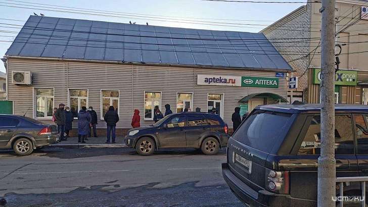 Возле аптеки на Красина в Орле снова выстроились очереди
