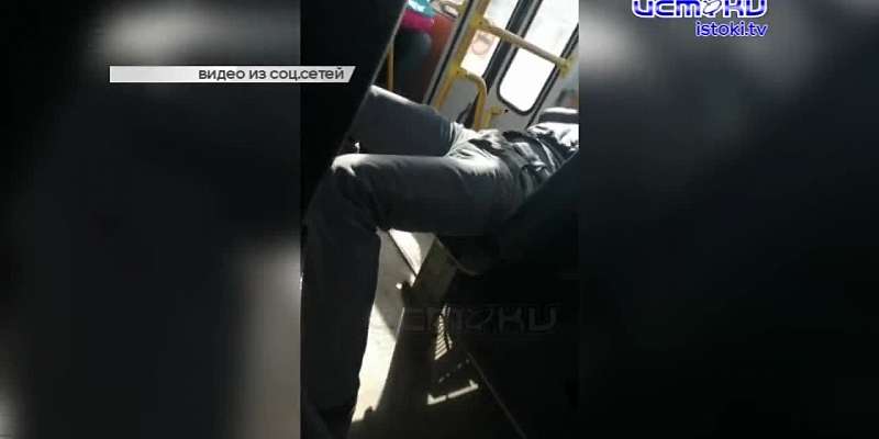 Видео: бесчувственное тело перекрыло проход в орловской маршрутке