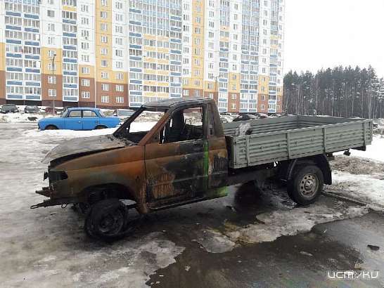 Фотофакт: в Болховском микрорайоне огонь снова уничтожил автомобиль