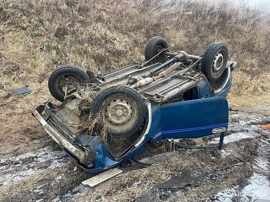 Два человека пострадали в перевернувшейся на орловской трассе легковушке