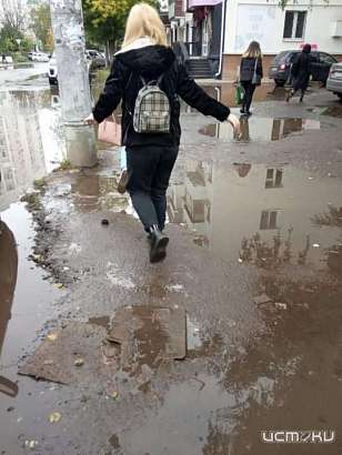 Хождение по лужам. В Орле люди ходят прямо по лужам из-за отсутствия нормального дорожного покрытия