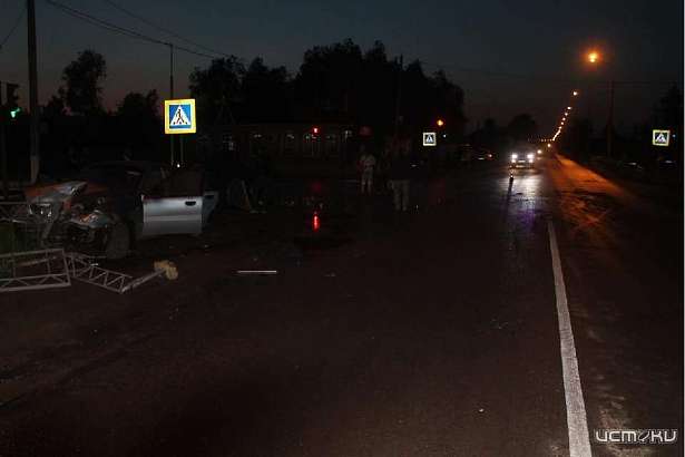 ДТП в Орловской области: столкнувшись на трассе, два авто снесли ограждение