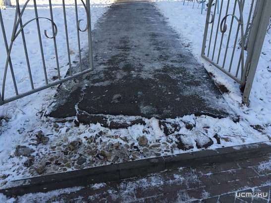 В Орле по дороге к детской поликлинике №3 мамочки с колясками преодолевают полосу препятствий