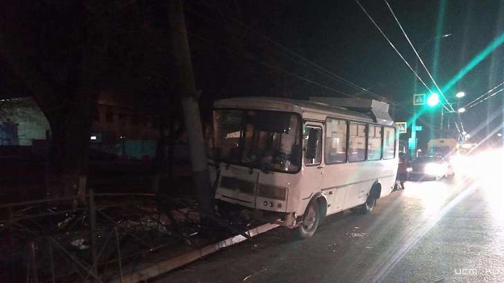 В Орле маршрутка протаранила дорожное ограждение и врезалась в столб