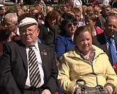 В Орле День Семьи отметили открытием скамьи "Счастливой семьи" и посадкой деревьев в Аллее Любви