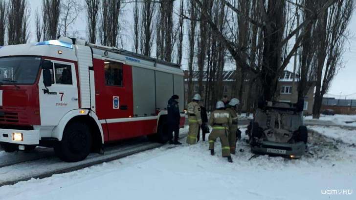 В Ливнах случилось ДТП с опрокидыванием машины.