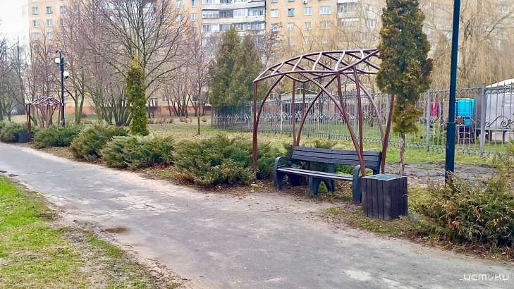 В Орле в сквере Героев-десантников установили антивандальные скамейки и урны