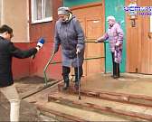 30 сантиметров страха. Пожилые жители одного из подьездов дома №86 на ул. Раздольная боятся выйти на улицу. Не пускают их порожки и безразличие ЖЭУ №1...