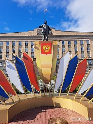 Орловских коммунистов возмутила праздничная конструкция на площади Ленина