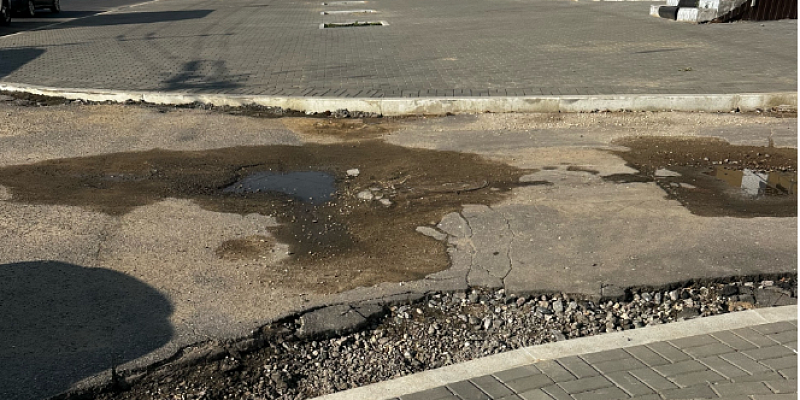 "Раздолбанность везде". Орловчане присылают нам фотографии улицы Комсомольская