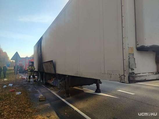 На трассе под Орлом на ходу загорелась фура