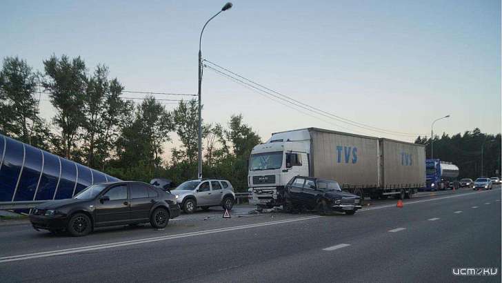 Под Орлом водитель грузовика устроил ДТП, собрав «паровозик» из трех авто 
