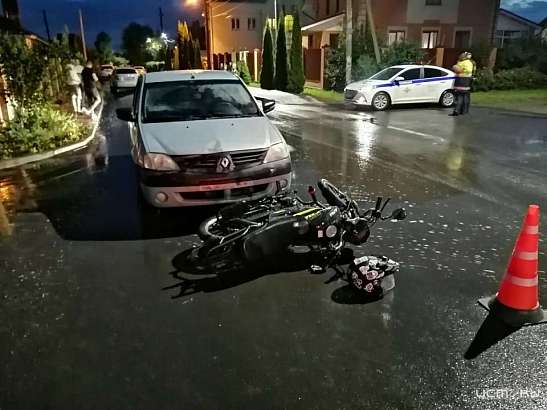 В Орле мопедист с юной пассажиркой врезались в автомобиль