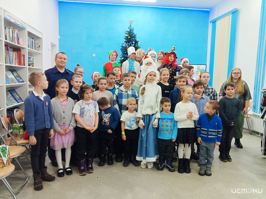 В Орле представитель следственного управления поздравил воспитанников центра социального обслуживания с Новым годом 