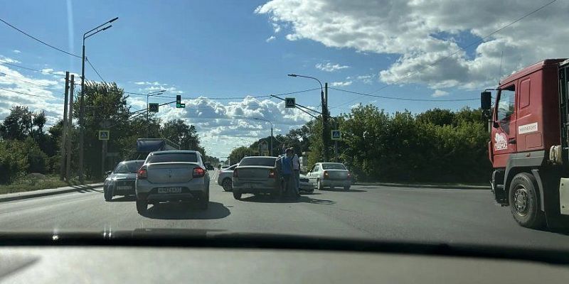 На перекрестке Карачевского шоссе и ул. Емлютина практически на выезде из Орла накануне ближе к вечеру случилось ДТП