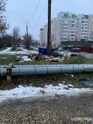 Орловчане пожаловались на испорченное новогоднее настроение из-за неубранного мусора