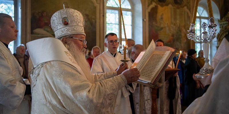 Митрополит Тихон совершил заупокойное богослужение в Орле в канун Троицкой родительской субботы