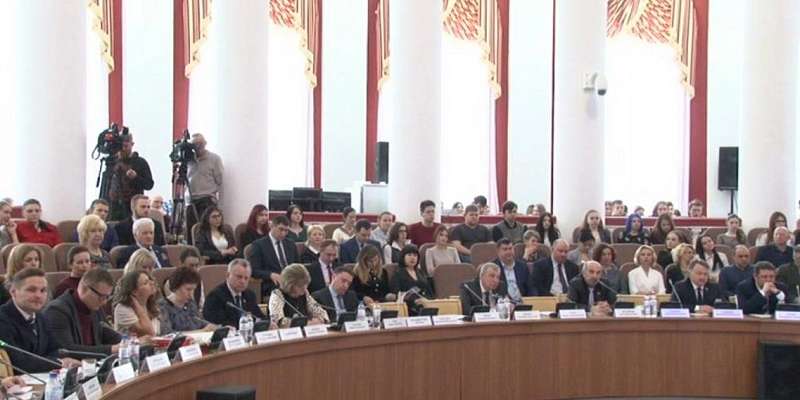 Облсовет поддержал поправки в Конституцию, а орловчанка насмешила соцсети, пригнав на автомойку велосипед