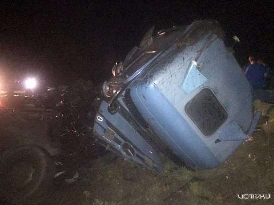 На трассе «Орел-Тамбов» у фуры взорвалось колесо и она опрокинулась в кювет. Водитель попал в больницу