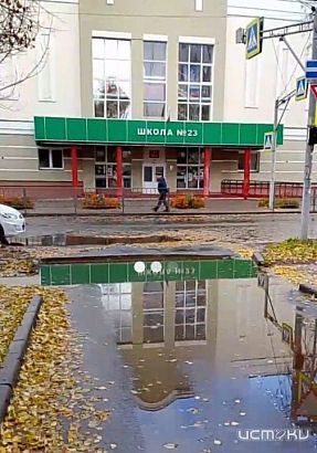 Огромная лужа разлилась перед входом в орловскую школу
