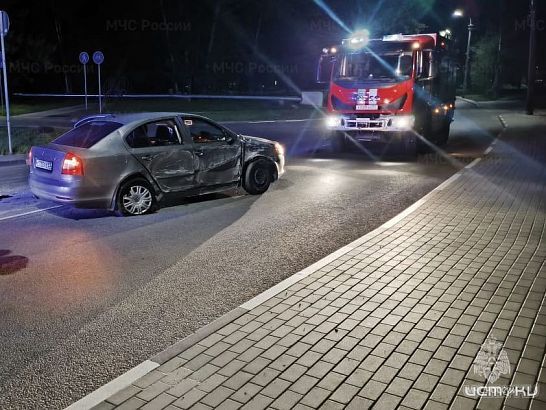 Ночью в Орле иномарка протаранила столб. Есть пострадавший