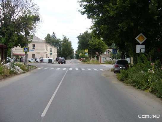 На перекрестке в Орле женщина пострадала в ДТП с переворотом