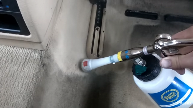 Чем почистить салон автомобиля