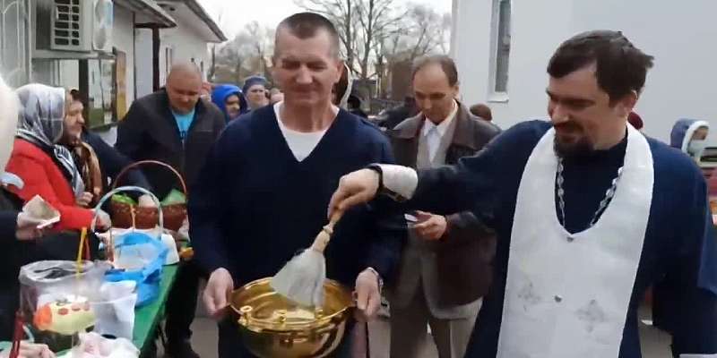Владыка Тихон освятил куличи, пасхи, крашеные яйца орловчан