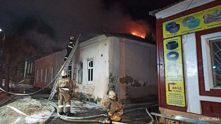 В Орле горел старый дом на улице Пушкина