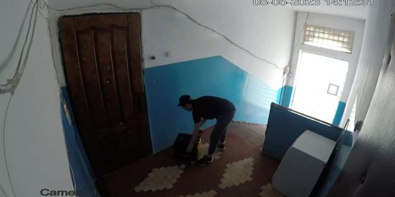 Доставщик еды покорил сердца орловчан зажигательным танцем