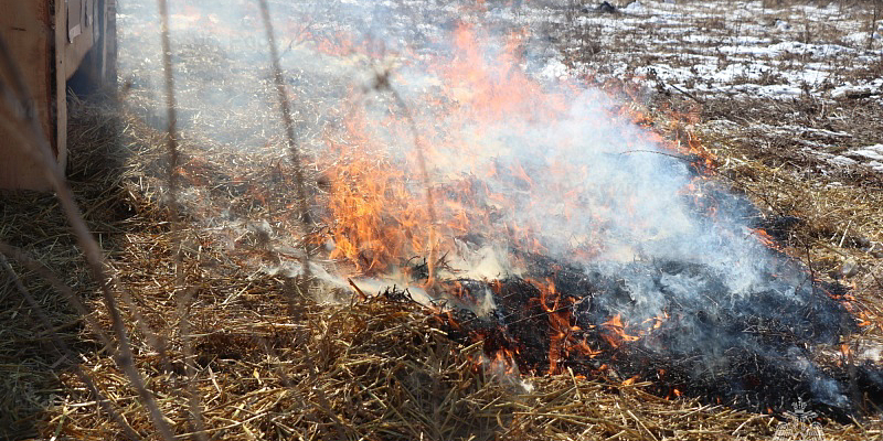 За выходные орловские пожарные 53 раза устраняли возгорания 