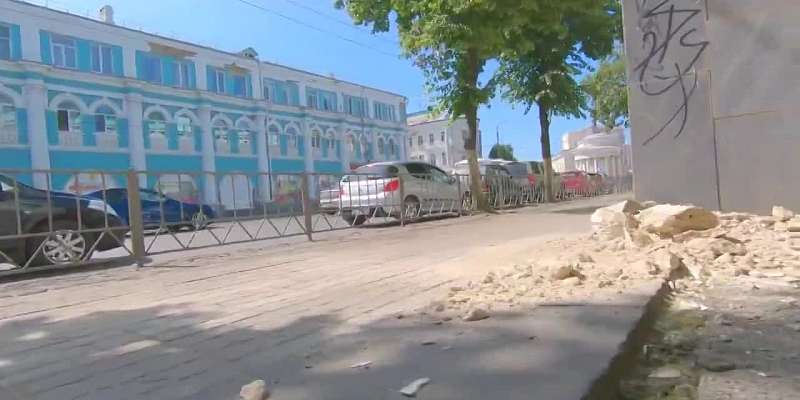 Видео: торговые ряды рушатся на головы орловчан