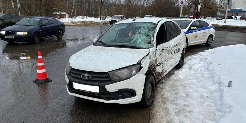 Лада попала под Камаз на улице Рощинская