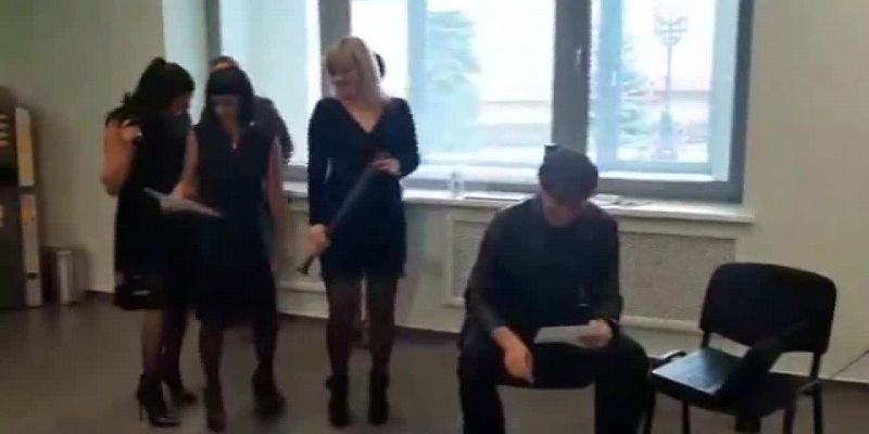 Пистолет, бита и феня: в Сети появилось видео послания «Зеленой рощи» перевозчику