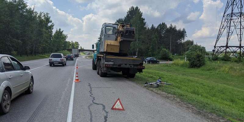 На Орловщине 18-летний велосипедист влетел в стоявший на обочине грузовик