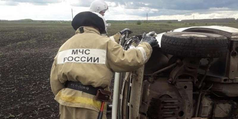 74-летний водитель насмерть разбился в поле под Ливнами